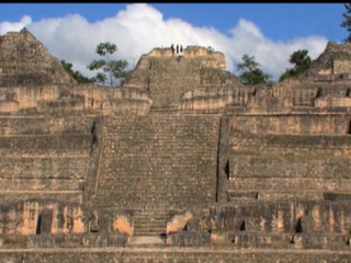  伯利兹:  
 
 Lamanai Mayan Ruins